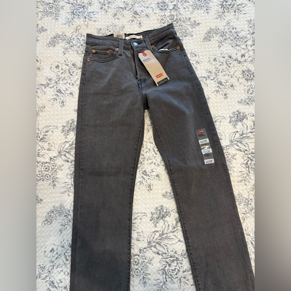 Grey Levi’s wedgie straight in size 26 short. 28” inseam NWT